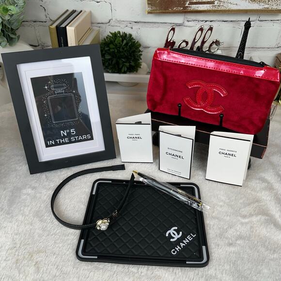 Chanel beauty red velvet cosmetic bag.
Framed Chanel Card, Parfums GIFT SET - Picture 2 of 9